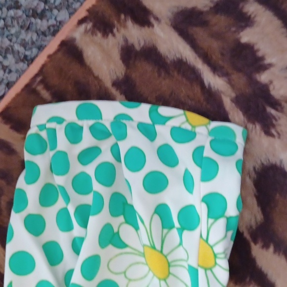 Cute vintage polkadot and daisy pattern top. M/L - Picture 5 of 7